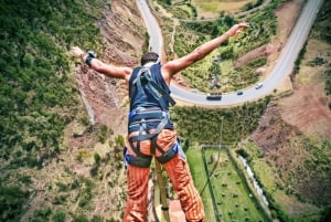 Bungee jumping over peruvianske kløfter
