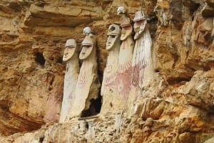 Chachapoyas: Excursión de un día a los Sarcófagos de Carajía y Cuevas de Quiocta