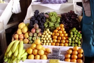Cours de cuisine et visite du marché avec un chef local.