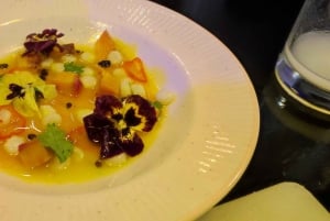 Cours de cuisine et visite du marché avec un chef local.