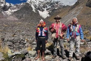 クスコ：アウサンガテの12の湖を訪れる乗馬ツアー（プライベート）