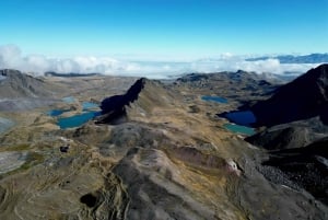 クスコ：アウサンガテの12の湖を訪れる乗馬ツアー（プライベート）