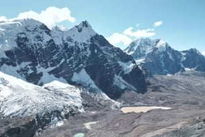 クスコ：アウサンガテの12の湖を訪れる乗馬ツアー（プライベート）