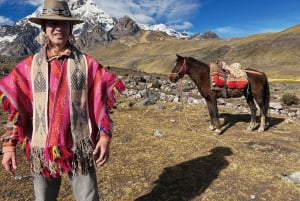 クスコ：アウサンガテの12の湖を訪れる乗馬ツアー（プライベート）