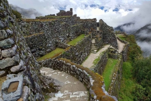 Cusco: 4 päivän vaellus Machu Picchuun junalla paluuseen
