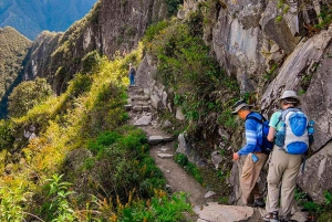 Cusco: 4 päivän vaellus Machu Picchuun junalla paluuseen