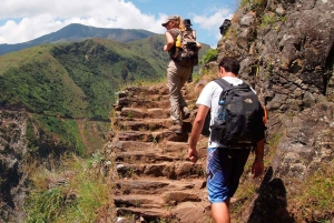 Cusco: 4 päivän vaellus Machu Picchuun junalla paluuseen