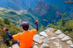 Cusco: 4 päivän vaellus Machu Picchuun junalla paluuseen