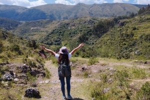 Cusco: Acclimatization Hike with Box Lunch & Hotel Transfers