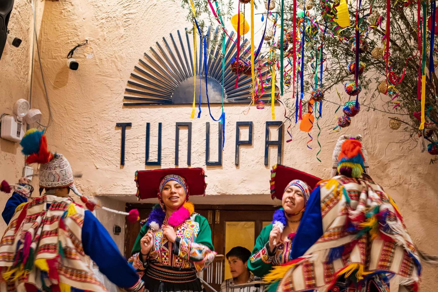 Cusco: Folkloric Andean Show & 3-Course Dinner at Tunupa