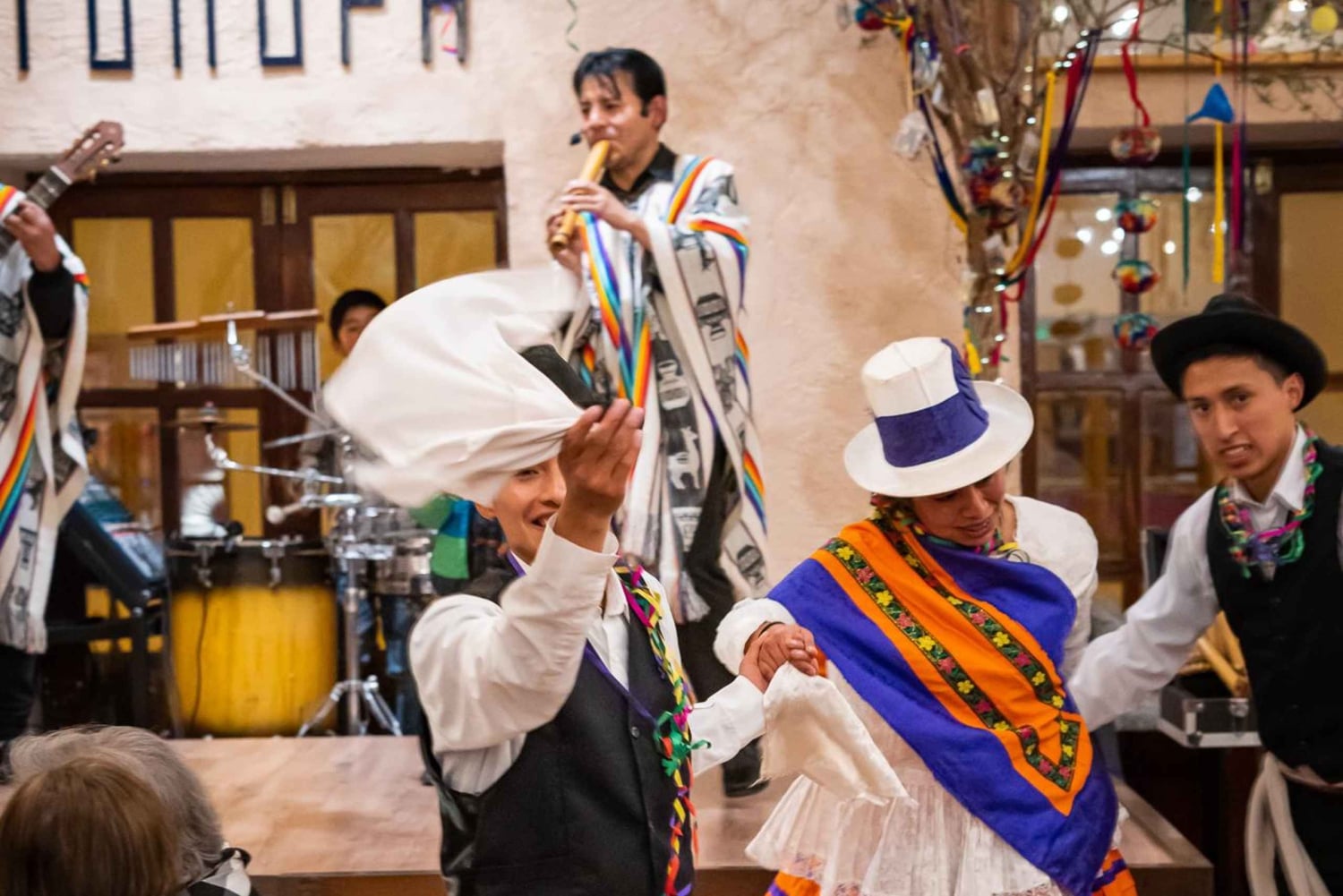 Cusco: Folkloric Andean Show & 3-Course Dinner at Tunupa