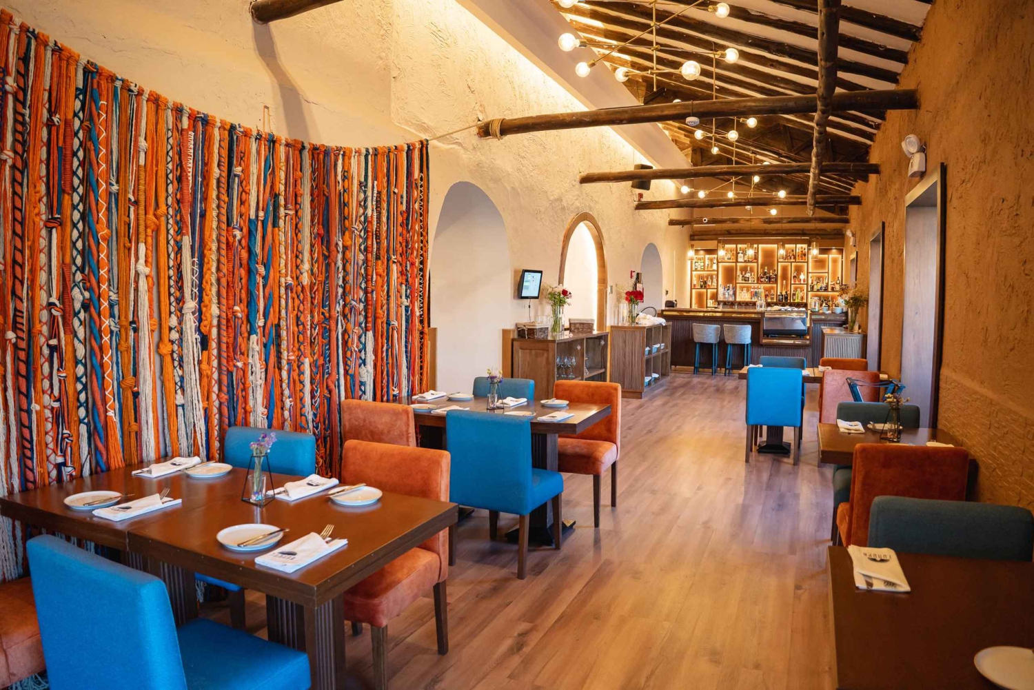 Cusco: Folkloric Andean Show & 3-Course Dinner at Tunupa