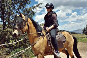 Cusco: passeio a cavalo de dia inteiro para Maras e Moray