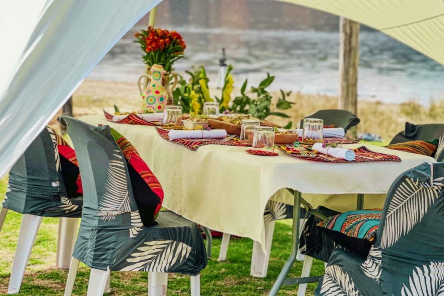 Cusco: Picnic and torito painting at the Huaypo lagoon