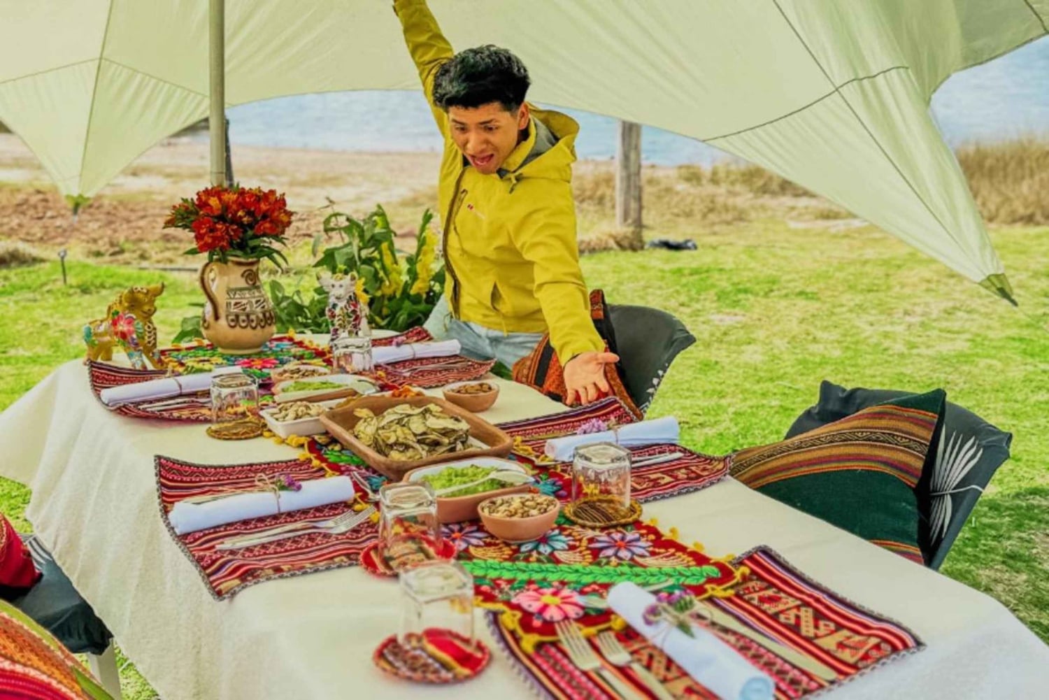 Cusco: Picnic and torito painting at the Huaypo lagoon