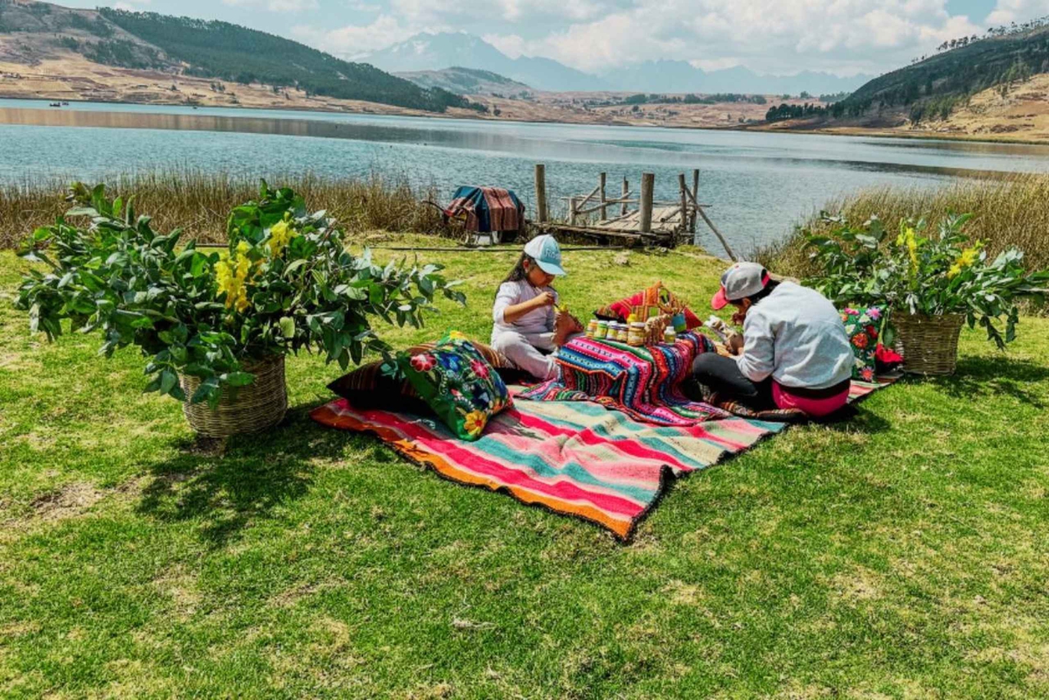 Cusco: Picnic and torito painting at the Huaypo lagoon