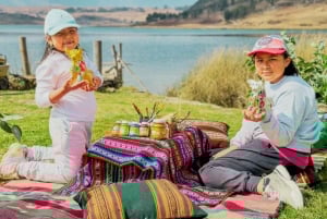 Cusco: Picnic and torito painting at the Huaypo lagoon