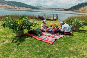 Cusco: Picnic and torito painting at the Huaypo lagoon