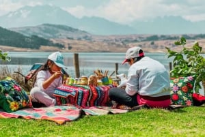 Cusco: Picnic and torito painting at the Huaypo lagoon