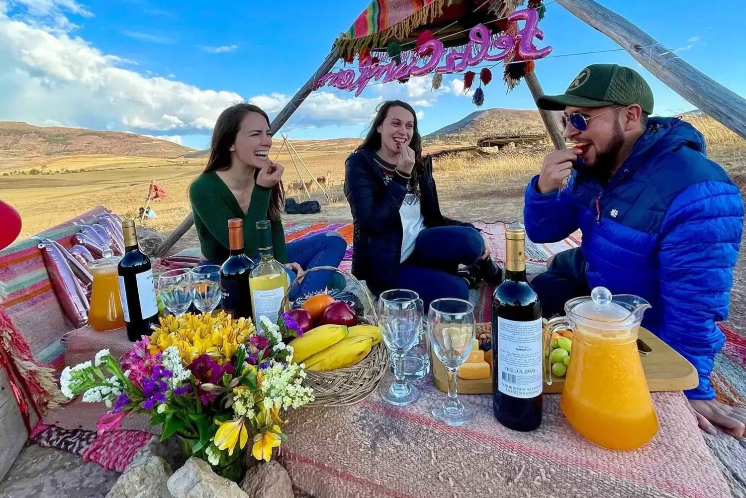 Cusco: Private picnic with view of the Sacred Valley, llamas and Maras & Moray