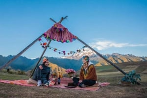 Cusco: Private picnic with view of the Sacred Valley, llamas and Maras & Moray