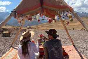 Cusco: Private picnic with view of the Sacred Valley, llamas and Maras & Moray