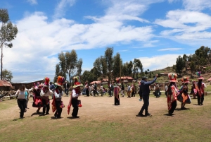Cusco-Puno: Ausflug mit Reiseleiter zu den Inseln Uros und Taquile