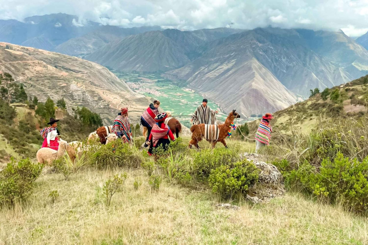 Cusco: Racchi Community Visit with Llama Walk & Lunch