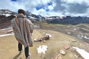 Cuzco: Excursión de un día a la Montaña del Arco Iris y al Valle Rojo (Opcional)