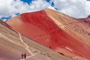 Cuzco: Excursión de un día a la Montaña del Arco Iris y al Valle Rojo (Opcional)