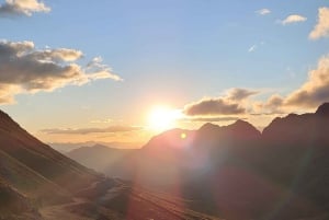 クスコ混雑のない夕暮れのレインボーマウンテン・ツアー