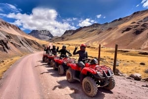 Cusco: Tour espiritual de ATVs pela Montanha Arco-Íris e pelo Vale Vermelho