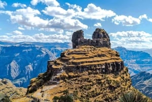 Cusco: Waqrapukara Hike with Breakfast, Lunch, & Pisco Sour