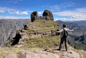 Cusco: Waqrapukara Hike with Breakfast, Lunch, & Pisco Sour