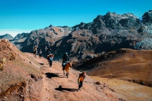 Cusco: Guided Day Tour and Rainbow Mountain Hike with Lunch