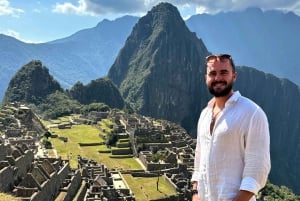 Cuscosta: 2 päivän opastettu retki Machu Picchulle kuljetuksineen