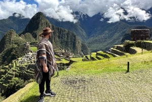 Cuscosta: 2 päivän opastettu retki Machu Picchulle kuljetuksineen