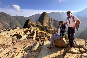 Cuscosta: 2 päivän opastettu retki Machu Picchulle kuljetuksineen