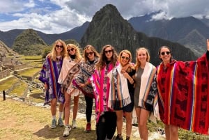 Cuscosta: 2 päivän opastettu retki Machu Picchulle kuljetuksineen