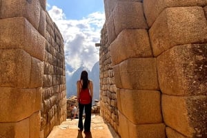 Cuscosta: 2 päivän opastettu retki Machu Picchulle kuljetuksineen