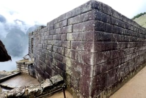 Cuscosta: 2 päivän opastettu retki Machu Picchulle kuljetuksineen