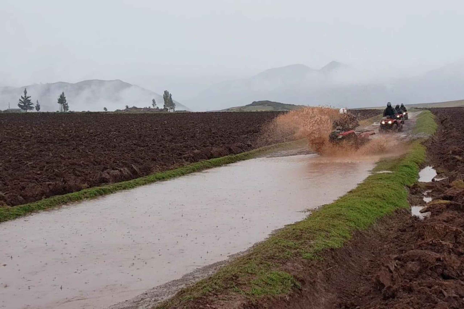 クスコ発：ATV によるワイポ ラグーンとマラス塩鉱山のツアー。