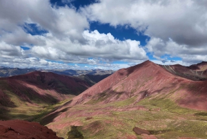 Von Cusco aus: Ganztagestour zum Regenbogenberg und zum Roten Tal