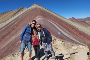 Von Cusco aus: Ganztagestour zum Regenbogenberg und zum Roten Tal