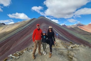 Von Cusco aus: Ganztagestour zum Regenbogenberg und zum Roten Tal
