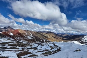 Von Cusco aus: Ganztagestour zum Regenbogenberg und zum Roten Tal