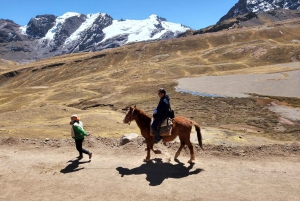 Von Cusco aus: Ganztagestour zum Regenbogenberg und zum Roten Tal