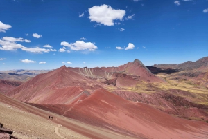 Von Cusco aus: Ganztagestour zum Regenbogenberg und zum Roten Tal