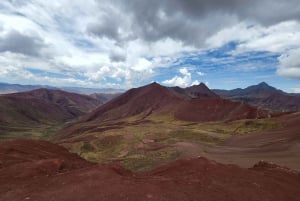 Von Cusco aus: Ganztagestour zum Regenbogenberg und zum Roten Tal