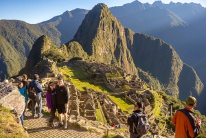 Da Cusco: Tour economico di 2 giorni di Machu Picchu in furgone